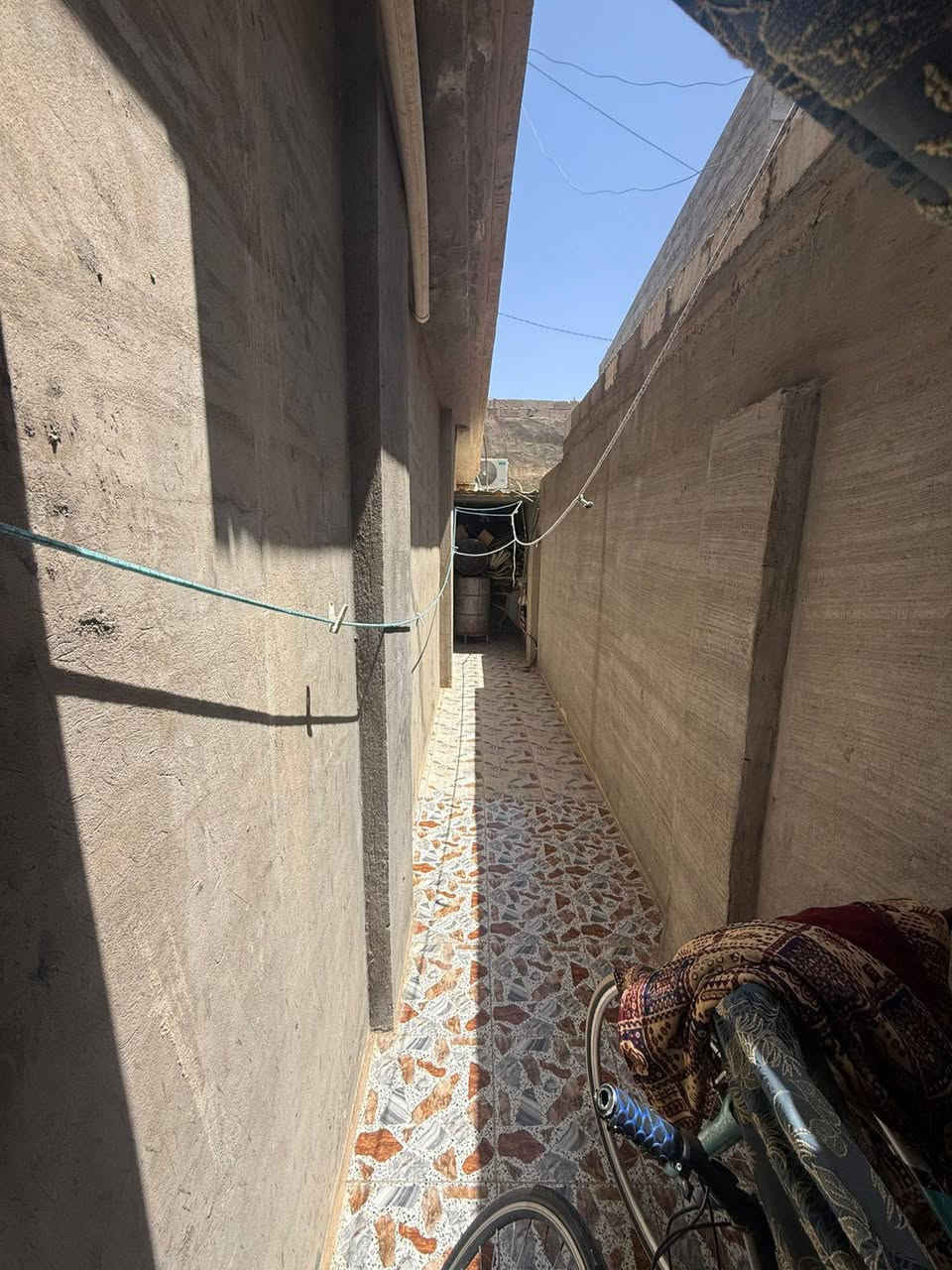بيت للبيع الحبانيه كوليكم حي العمال شاره العام قرب جامع طارق بن زياد البيت مساحته تقريبا 300الطرمه كبيره استقبال ضيوف 6في4 صلاه 5في5 قرفه جوه سويت 5في4 مطبخ 4في4 الطابق الثاني صاله فوك المساحه نفس الوجوه قرف سويت عدد 2 المساحه 5في4  للاستفسار اتصل ***********
