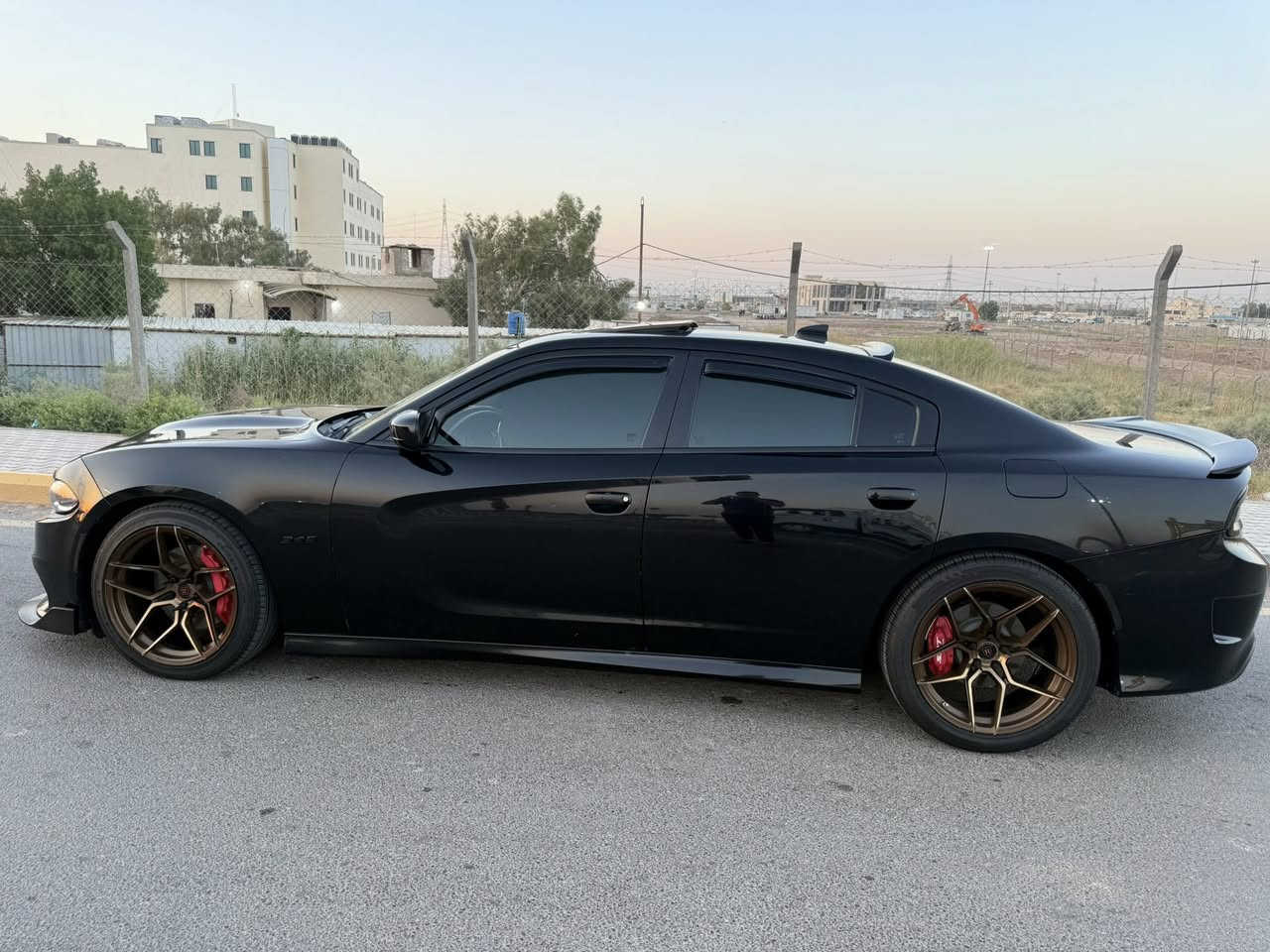 جارجر موديل 23  الاصدار الاخير
RT ماكس 
 فول 1/1 للأخير معروفه مواصفات الماكس 
ماشيه 14 الف ميل فقط 
جديده على وضع الشركه
كامله مابيها نقص 
تخم تاير جديد
صور الحادث موجوده بلمنشور 
السعر 290 وبيها مجال
مكانها بغداد 
للاستفسار
***********
