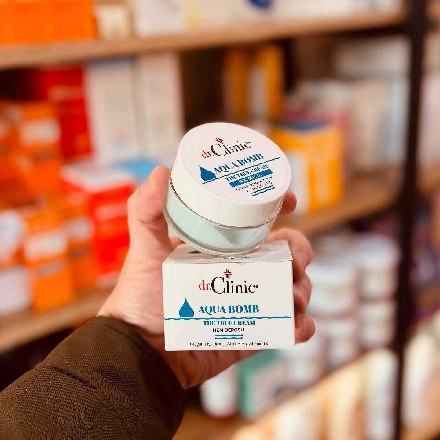 AQUA BOMB serum& cream by dr.Clinic 💧🩵
مجموعة أكوا "سيروم+مرطب" من د.كلينيك 💧🩵

•من أقوى المنتجات المرطبة والمعالجة لجفاف البشرة 
•إمنحي بشرتك الترطيب والتغذية التي تستحقها مع مجموعة أكوا من د.كلينيك ، التي تتمييز بتركيبة قوية من العناصر المشبعة بالرطوبة التي تعمل على ترطيب البشرة بعمق مع تحسين مرونتها
•وعناصر مغذية تعمل على تنشيط البشرة وتجديدها ، كما أنها غنية بمضادات الأكسدة والفيتامينات التي تحمي البشرة من العوامل البيئية المحيطة مما يجعلها تبدو أكثر شباباً وتألقاً ونضارة
•تخلق درعاً يمنع فقدان الماء والترطيب وتساعد في الأحتفاظ برطوبة البشرة وحمايتها
•توفر لك بشرة ناعمة ونضرة ومشبعة بالرطوبة

-طريقة الأستخدام:
•مناسبة لجميع أنواع البشرة بما فيها الحساسة
•تستخدم المجموعة مرتين يومياً على بشرة نظيفة
•مع الأستخدام المنتظم من الاستعمال ستلاحظ تحسن كبير في مظهر بشرتك وملمسها

☑️ منتجات د.كلينيك الاصلية متوفرة في
Shine On 🔮 حيثُ للتألقِ عنوان 

 🌸 بوتيك شاين اون للاكسسوارات والعطور النسائية والرجالية 

اكسسوارات "نسائية ، رجالية " _ عطور _ ميك اب  _ حقائب - هدايا
المتجر مفتوح على مدار ٢٤ ساعة 

خدمة حجز الطلبات متوفرة طول اليوم وعلى مدار 24 ساعة

يتوفر خدمة تغليف الهدايا واختيار الهدية حسب الطلب ❤🌹🌺 

💥للحجز والاستفسار مراسلة الصفحة 📥
او الاتصال واتس اب
***********
—————————————-
💥توصيل لكافة انحاء العراق 🏎
داخل خانقين 2000 دينار
داخل ديالى 3000 دينار 
المحافظات 5000 دينار
Khanaqin , Diyala , Iraq 📍
.
.
.
.
#اكسبلور #reels #محل #خانقين #shine_on  حيثُ_للتألقِ_عنوان بوتيك_شاين_اون  مستلزمات_نسائية كوزمتك عطور ملابس اكسسوارات حقائب ترند العراق خانقين بوتيك هدايا
