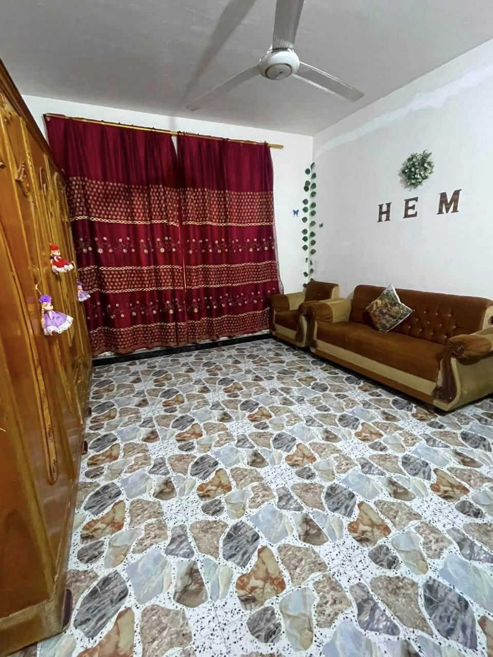 السلام عليكم بيت 300 متر بي3غرف نوم خدمات داخليه وخارجيه بوب الشام قريه ابو عليان منطقه تبليط ومجاري منطقه زراعي بناء حديثه سنه 2024السعر خاص رقم الهاتف ***********
