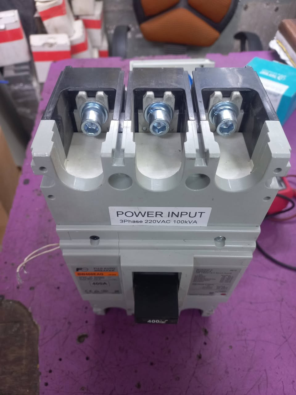 قواطع كهربائيه للبيع اصليه عدد 20 قاطع فوجي ياباني 400 امبير ترب 220 v 
*********** بغداد
