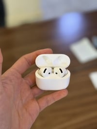 Airboods4 للبيع ايربود 4 ام العزل بدون لاستيكة  داخل ضمان بعدها مستعمل...