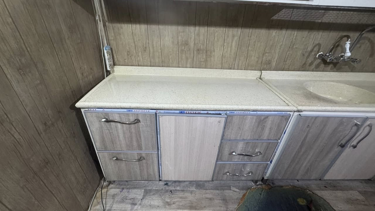 السلام عليكم 
من رخصه الاادمن كاونتر mdf ضد الماء والداخل المنيوم ثقيل تفصال 295 سم طابقين مرمر قطعتين السعر 320 الف للاستفسار واتساب *********** بغداد حي الزهور خلف ساحه اللقاء
