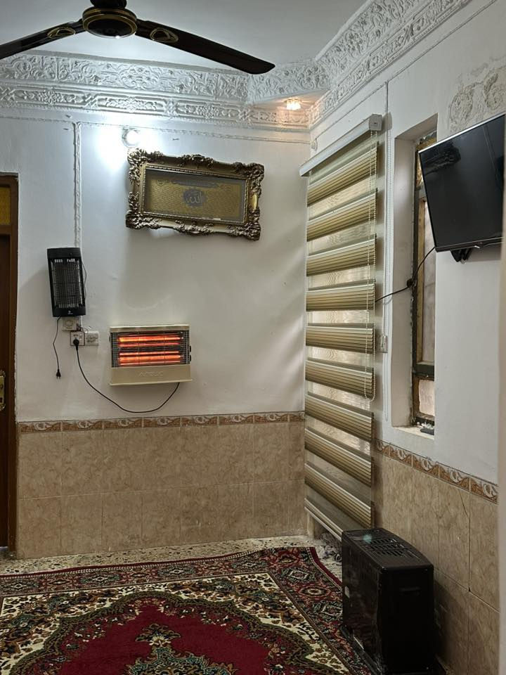 السلام عليكم
بيت 100 متر طابق ونص 

طابو صرف 

الطابق الأرضي غرفة وصالة ومطبخ واستقبال 
طارمة خارجية وحمام خارجي صب كونكريت اساس وسقف

وحمام ومكشوفة 

الطابق الثاني غرفة وحمام

حي العسكري خلف شارع الزيتون ( شارع البسيس)شارع التبليط  التبليط مقابل قرية الغدير

بيع مباشر من صاحب الدار 

***********
