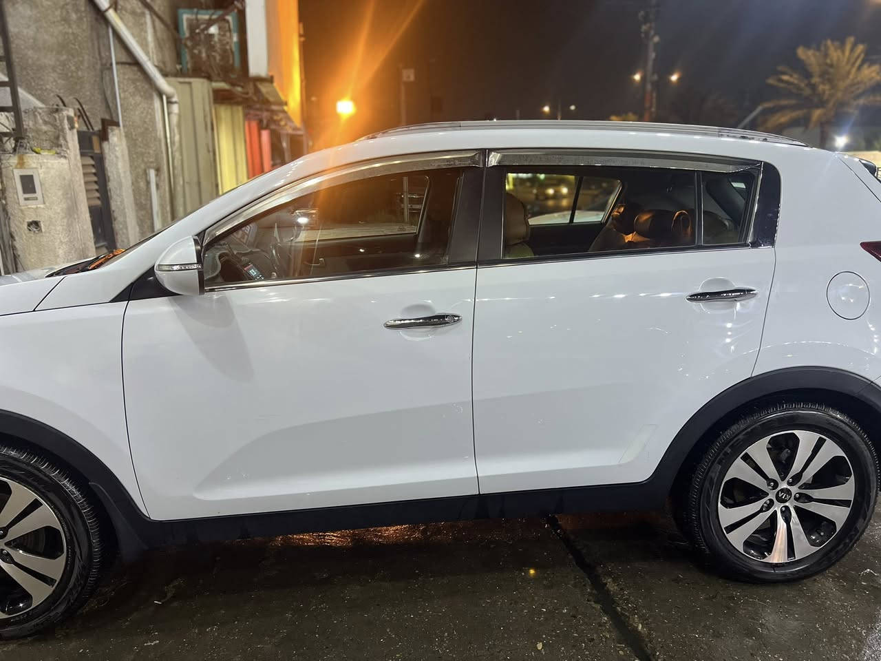 السلام عليكم سبورتج خليجي للبيع السياره مكفوله من ضربه وصبغ مكينه 2400 بانوراما ماشيه 85 وقابله للزياده رقم إنكليزي بسمي السنويه  صار 10 ايم انتهت اكو رصاعات خفيفه موضحه في الصور  عارضها 155 تواصل ***********
