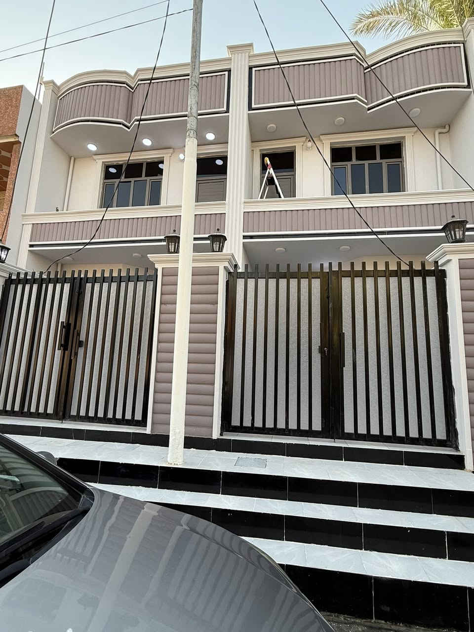 دار للبيع
منطقه العزات ملك صرف باسمي شخصيا 

طابقين بناء حديث ما مسكون 

الطابق الاول 

استقبال مطبخ صاله صحيات غرفه نوم ومنور 

الطابق الثاني 

غرفه وصاله وصحيات 

سطح أول وسطح ثاني 

بورك جبس بورك البيت كله 

السطوح اوزكام

الواجهه تطعيم 

ابعاده 

٥:٥٠ الواجهه 

٢٠ النزال 

خلف المعارض  تفاصيل اكثر داخل الصور 

السعر ١٨٠ 

***********اتصال 

*********** واتساب
