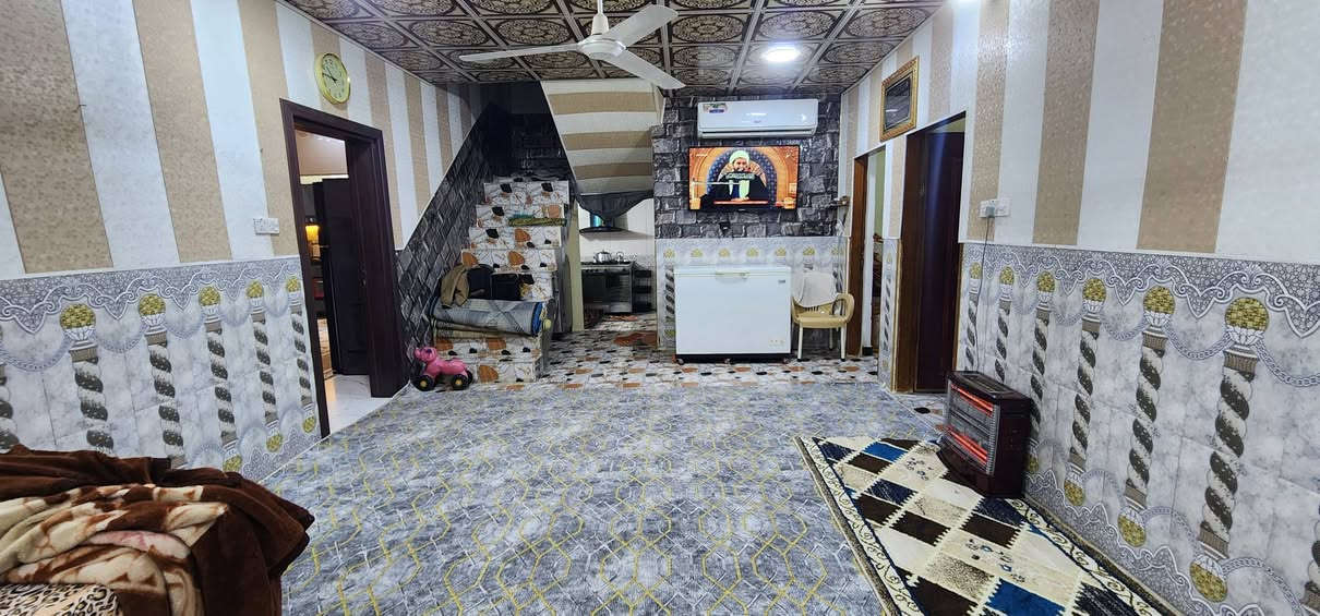 سلام عليكم بيت للبيع المساحه 200 متر حي العسكري قرب جامع الإمام الحسين عليه السلام  للاستفسار اكثر للاتصال *********** /***********
