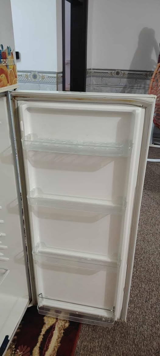 ثلاجه البيع السعر 200وبهى مجال ديالى المقدادية ***********
