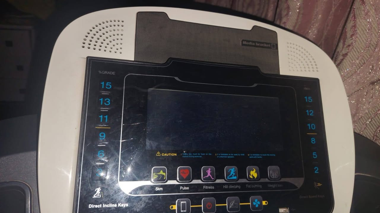 جهاز جري استعمال قليل يتحمل وزن 200
1. الشاشة ولوحة التحكم (Console)

​نوع الشاشة: شاشة LCD رقمية كبيرة بإضاءة خلفية زرقاء، تعرض المؤشرات الحيوية والرياضية بوضوح.

​المؤشرات المعروضة: 

​السرعة (Speed): تبدأ من سرعات منخفضة (مثل 1.0 كم/ساعة) وتتدرج لتناسب المشي والجري السريع.

​الوقت (Time): حساب مدة التمرين بالدقائق والثواني.

​المسافة (Distance): قياس المسافة المقطوعة بالكيلومترات.

​السعرات الحرارية (Calories): تقدير كمية الطاقة المحروقة أثناء التمرين.

​نبضات القلب (Pulse): تظهر عند وضع اليدين على المستشعرات المعدنية الموجودة على المقابض الجانبية.

​درجة الانحدار (Incline): يعرض نسبة الارتفاع أو الميل الحالي.

​أزرار التحكم السريع: 

​تحتوي اللوحة على أزرار اختصار مريحة للتحكم المباشر في مستويات السرعة ومستويات الانحدار دون الحاجة للتنقل الطويل.

​أزرار مخصصة للبرامج المتنوعة (مثل: حرق الدهون Fat burning، تسلق التلال Hill climbing، اللياقة البدنية Fitness، المشي لمسافة 5 كم، وغيرها).

​2. المواصفات الميكانيكية والهيكلية

​نظام الانحدار (Incline System): انحدار تلقائي/إلكتروني (Motorized Incline) يمكن التحكم به من المقابض أو الشاشة لزيادة صعوبة التمرين ومحاكاة الصعود.

​أزرار المقابض الجانبية: تتيح لك الأزرار الموجودة على المقابض تعديل السرعة والانحدار بسهولة أثناء الجري دون الحاجة لمد يدك إلى الشاشة الرئيسية.

​نظام امتصاص الصدمات (Suspension System): الجهاز مزود بنظام تعليق وامتصاص صدمات متطور (يظهر على جانب السير شعار Suspension System)، مما يحمي المفاصل والركبة من الإجهاد أثناء الجري.

​مفتاح الأمان (Safety Key): مغناطيس أحمر يتصل بالملابس عبر مشبك، يقوم بإيقاف الجهاز فوراً في حالة التعثر أو السقوط لحمايتك.

​3. ميزات إضافية ووسائل الراحة

​مروحة تبريد (Fan): يحتوي الجهاز على مروحة مدمجة في اللوحة الأمامية لتوفير تهوية جيدة أثناء التمارين الشديدة.

​النظام الصوتي والمنافذ: يدعم تشغيل الصوتيات (يحتوي على سماعات مدمجة وأزرار للتحكم بالصوت وكتمه Mute)، بالإضافة إلى منفذ توصيل للهاتف أو الأجهزة الذكية.

​حوامل إضافية: مساحات مدمجة على جانبي الشاشة لوضع زجاجات المياه أو الهواتف والأغراض الشخصية.

​قابلية الطي: الهيكل مصمم ليكون قابلاً للطي موفراً للمساحة عند عدم الاستخدام مع عجلات لتسهيل تحريكه ونقله داخل المنزل.


**إذا كنت صاحب هذا الإعلان وتريد حذفه لأي سبب، رجاءا أرسل رسالة إلى الدعم الفني**