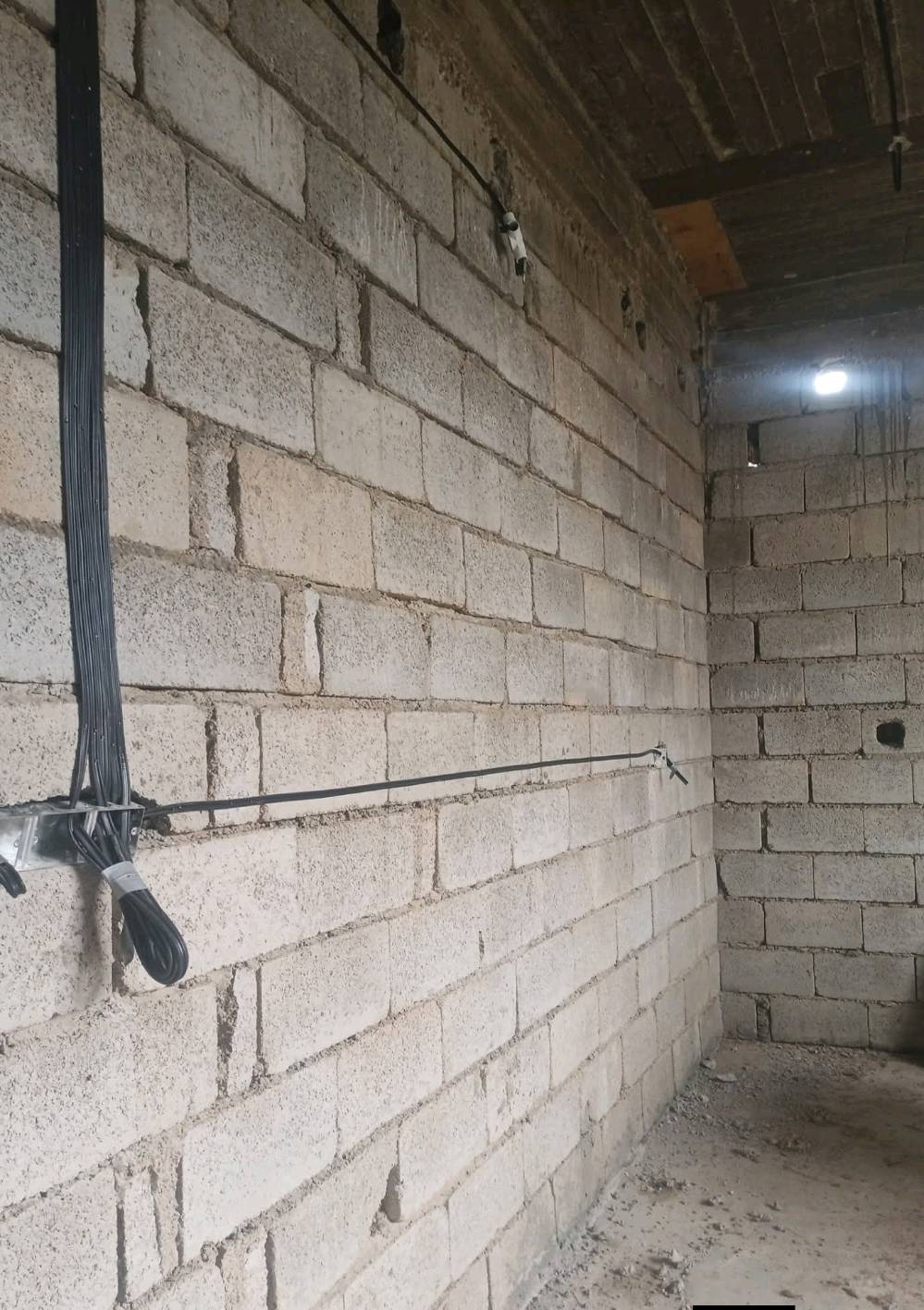 أقدم خدمات تأسيس وأعمال الكهرباء بشكل احترافي. أقوم بالتركيبات والتصليحات داخل الجدران والأسقف، وأضمن تنظيم الأسلاك بعناية. أستخدم مواد عالية الجودة لضمان أمان وكفاءة العمل. إذا كنت تبحث عن كهربائي موثوق به لتنفيذ المشاريع الجديدة أو التحديثات في منزلك، أنا هنا للمساعدة.