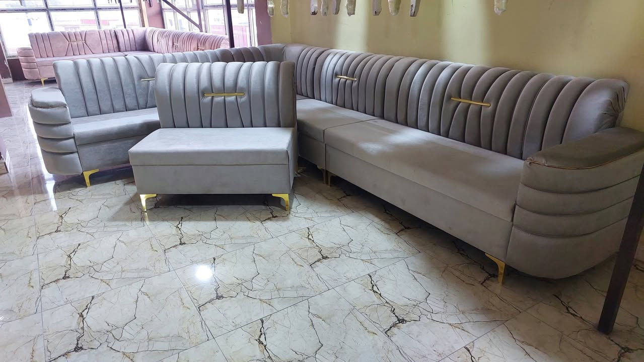 ديوان ستندر 7متر 5قطع 4كوشات شغل ممتاز واسفنج ضمان اصلي ما ينزل بسنه وسنتين 380الف مع التوصيل والقياس متر 85و95و115 مجمع النذير للاثاث المنزلي الجديد والمستعمل والباله اوربي بيع وشراء. تجهيز بيت كامل بسعر تنافسي وتجهيز لاهل الجمله.  كركوك حي النصر مقابل مركز شرطه ...خلف المرور القديم مباشر ***********
*********** 
***********
