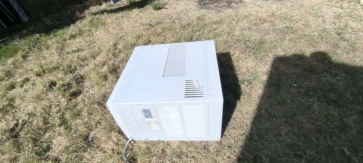 سلام عليكم مكيف دنكا للبيع نظيف مامصلح غاز الشركه استخدام صيفه وحده سعره 250الف ***********
