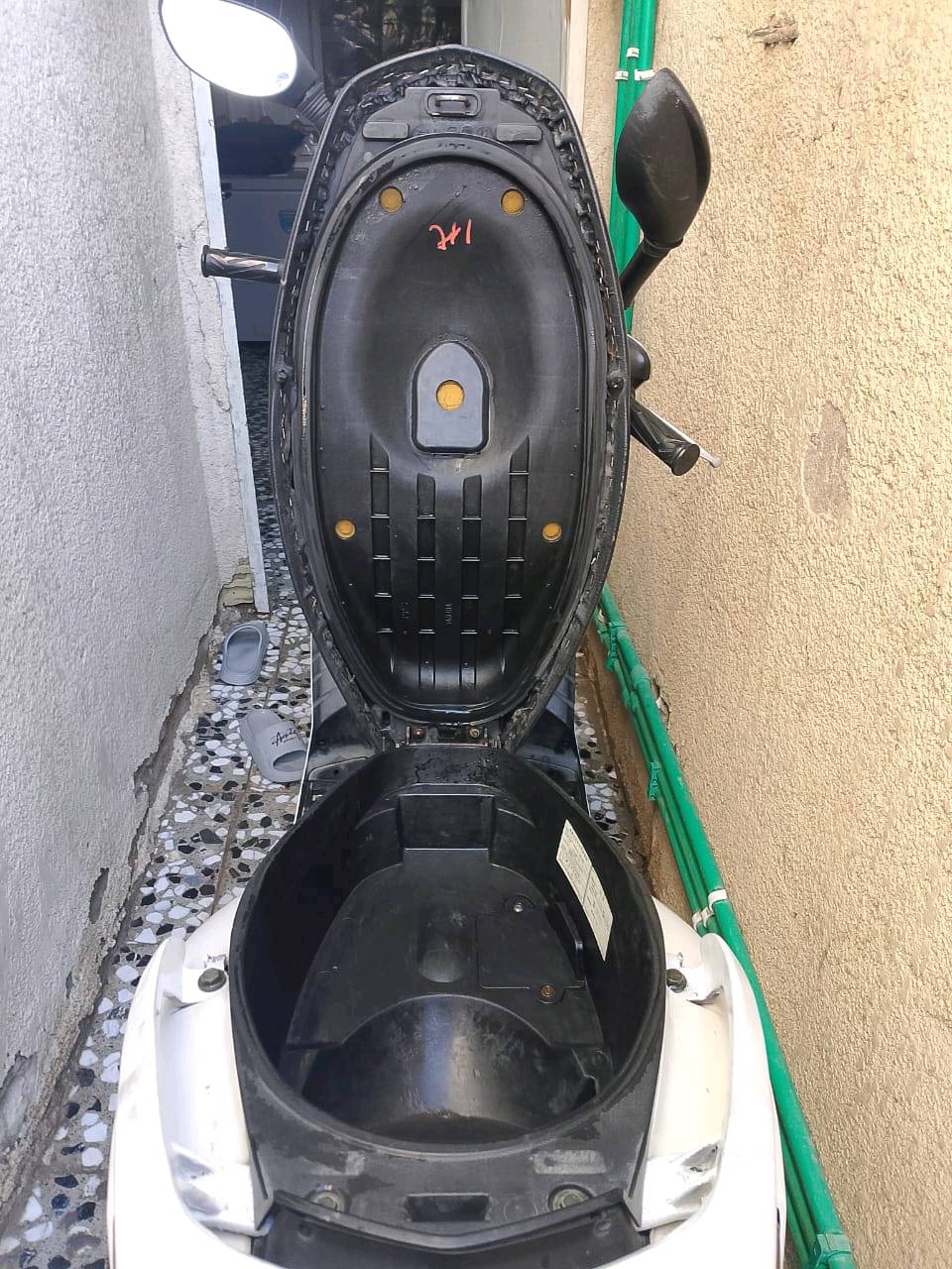 دراجة نارية مستعملة بحالة جيدة، اللون أبيض مع بعض الألوان الإضافية. مناسبة للاستخدام اليومي ومريحة في الاستخدام داخل المدينة. تتسم بكفاءة الوقود والرخص في الصيانة. مقعد مريح مع سعة تخزين تحت المقعد لحفظ الأشياء الضرورية أثناء القيادة. الدراجة موجودة حاليًا في العراق وجاهزة للبيع.