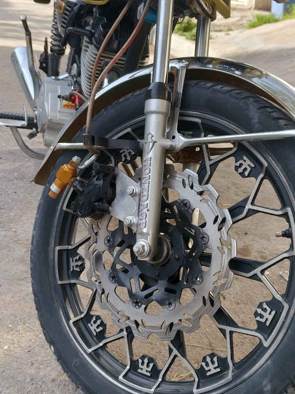 سلام عليكم 
ايراني 2023 مكينه 200 cc
مكمركه و بيها ٧ اوراق يعني كبل ترقم
الدراجه نضيفه وما ناقصها شي كلشي شغال 
سلف وهندر وكهربائيات ودشبول وبريكات ودبلات وهورن ورماش عالي ناصي. دشبول الاكتروني وبصمه
عليها ادامه تخم تايرات ودهن وبوليش
وعليها كلج عنبار وبريك عنبار و واقيه
الدراجه مال بيت واستخدام شخصي لا تبخر لا تنضح لا تنقص 
السعر ٥٥٠ وبيها مجال
مكاني بغداد الشعب للستفسار ***********
