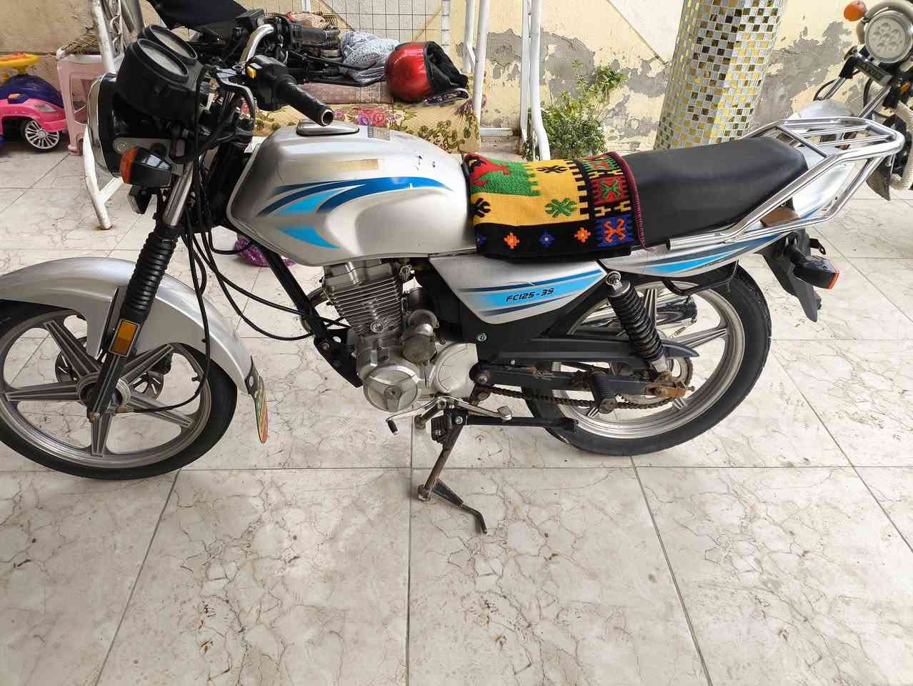 السلام عليكم 
دايوان عضم موديل 19 للبيع 
اوراق اصولي اصولي شرط الترقيم 
بدلتلها كلچات طرد مركزي 
رايدها )700) وبيها مجال بسيط 
عنواني بابل المسيب 
***********
