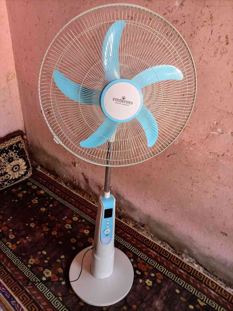 السلام عليكم مروحه شحن كهرباء حجم جبير نضيفه كلش عل الفحص هواه عالي وبارد سعرها ب40 وبيها مجال للشراي الي يريدها يراسلني او يتصل ***********
