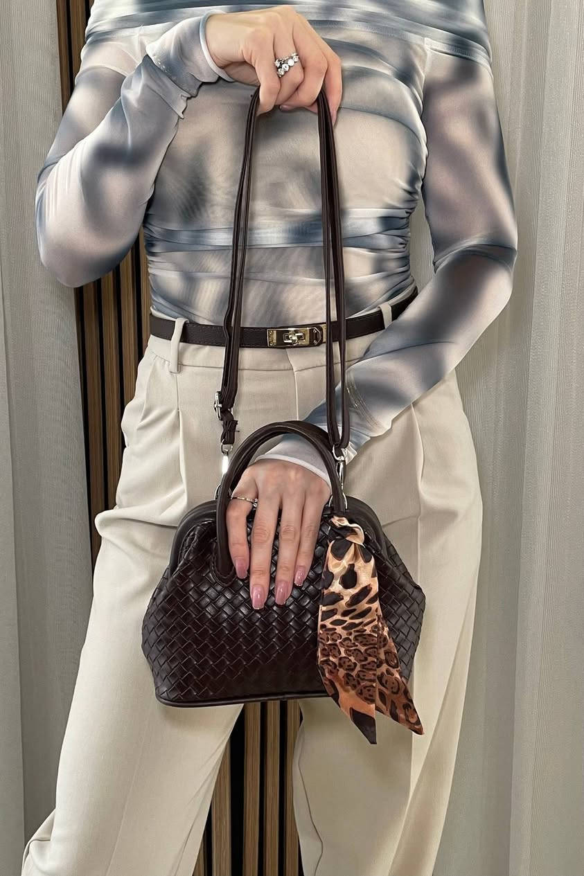 كوني أنيقة مع حقائب Baglyn 
Mine Bag

حقيبة نسائية صناعة تركية بهذا الشكل والأناقة كوالتي تخبل وحجم جدا مناسب لاصحاب الذوق 
Made in Turkey 🇹🇷

➡️20 𝗖𝗠 عرض
⬆️15 𝗖𝗠 ارتفاع
للحجز والاستفسار يرجى الاتصال بنا *********** أو مراسلتنا على الواتس اب 

سعرنا اليوم بسعر الجملة 8,000  دينار
لا تنسونا من متابعتنا على حسابنا التيك توك يوميا نفتح بث مباشر 
https://www.tiktok.com/@baglyn_1?_r=1&_t=ZS-92lxDftd1wV
