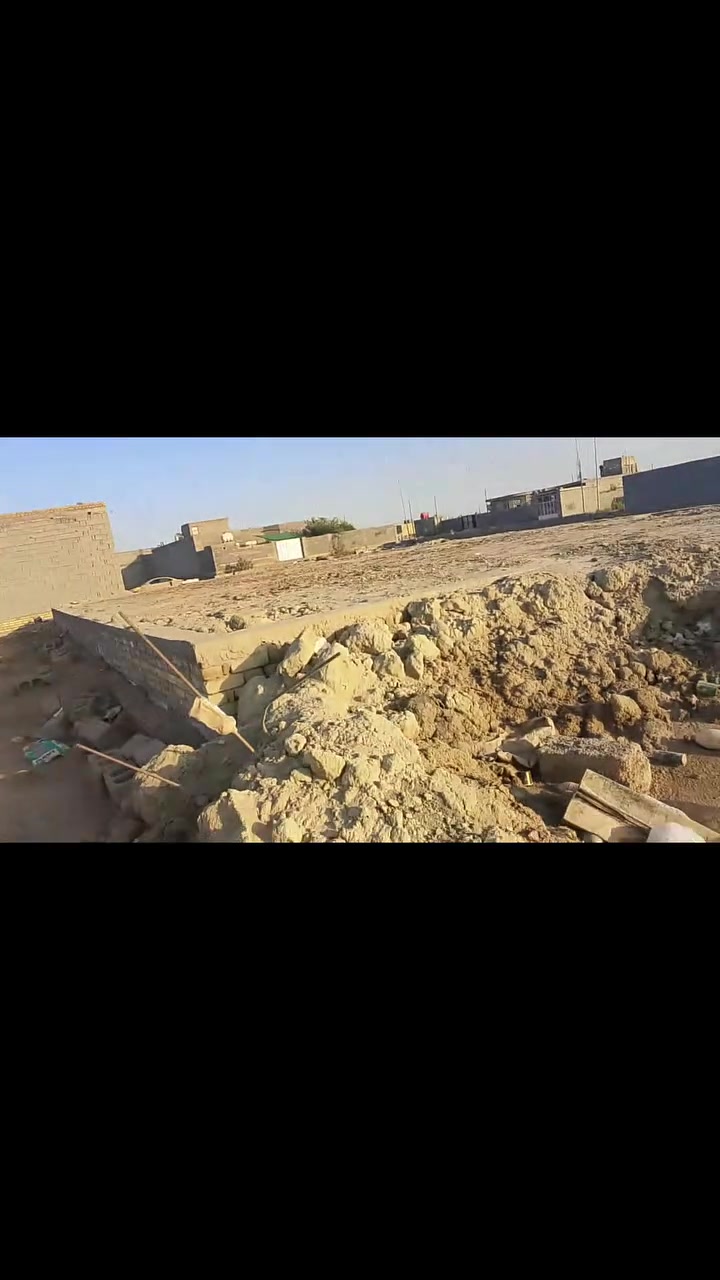 قطعه للبيع 300متر مدفونه وكامله كبل تبني بحي جوادين بنزله 2قريبه علا شارع مسافه يعني ***********

