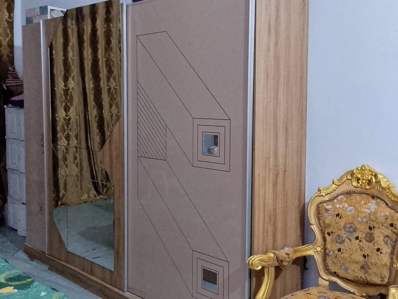 السلام عليكم غرفه تركيا 6قطع نضيفه السعر 400 وبيها مجال العنوان بغداد زعفرانيه رقم الهاتف ***********
