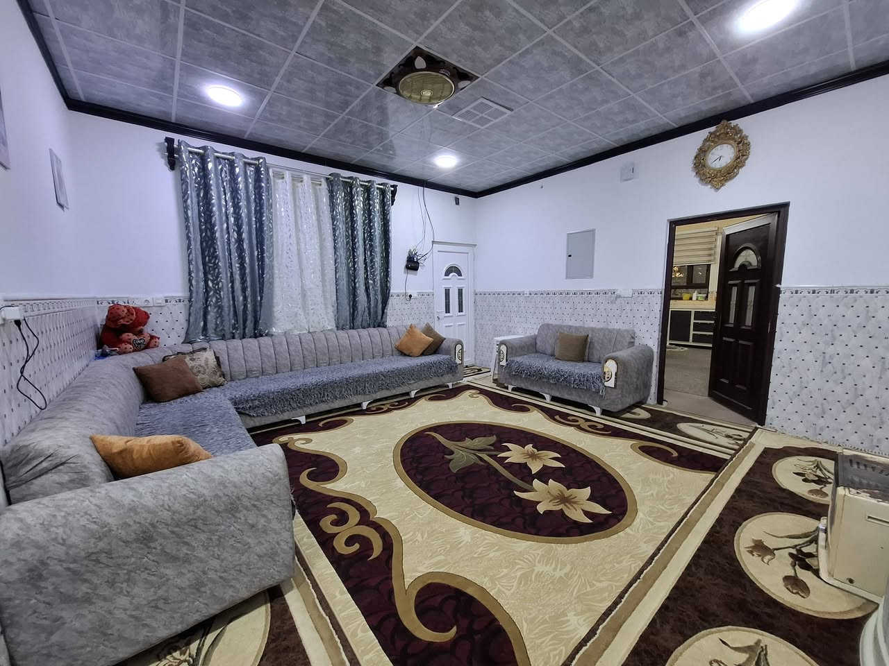 #دار للبيع طابو صرف ( طابقين)
#المساحه 200م الواجهه 10م
#العنوان  شارع حي الحجاج قرب مدرسه الخنساء
______________________________
#ط1 غرفتين نوم _ هول _ استقبال _ مطبخ _ صحيات _ كراج
#ط2غرف نوم عدد 3 _ هول _ صحيات _ بيتونه
______________________________
للأستفسار الاتصال على الارقام التاليه 
***********
***********
