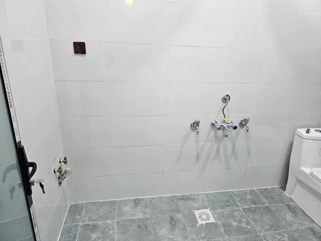 #اعـــــلان(14).
#عـرض_بيـــــع. 

▪︎ بيت طابقين للبيع.
▪︎ البناء حديث.
▪︎ بناء سنة 2024.
▪︎ الموقع حي الأندلس. 
▪︎ عرض الشارع 10 م.
▪︎ المساحة 208 م.
▪︎ الواجهة 12 م.

● الطابق الأرضي..

▪︎ 2 منام.
▪︎ صالة.
▪︎ استقبال.
▪︎ مطبخ. 
▪︎ صحيات. 
▪︎ كراج.

● الطابق الاول..

▪︎ شقق عدد 2.
▪︎ كل شقه تحتوي على.
▪︎ غرفة منام.
▪︎ صالة.
▪︎ مطبخ.
▪︎ صحيات.

● البيت فارغ وجاهز للسكن..

#شركة_دينار_العقارية.
ـــــــــــــــــــــــــــــــــــــــ
*********** 
*********** 

#عنوان_الشركة:- البصرة. الجنينة. حي الأندلس.. قرب اسواق بانـــــــــــــــدأ. 

#نستقبل_كافة_عروضكم_ما_عليكم_الا إرسال تفاصيل عقاركم على خدمة الواتساب(***********) .
