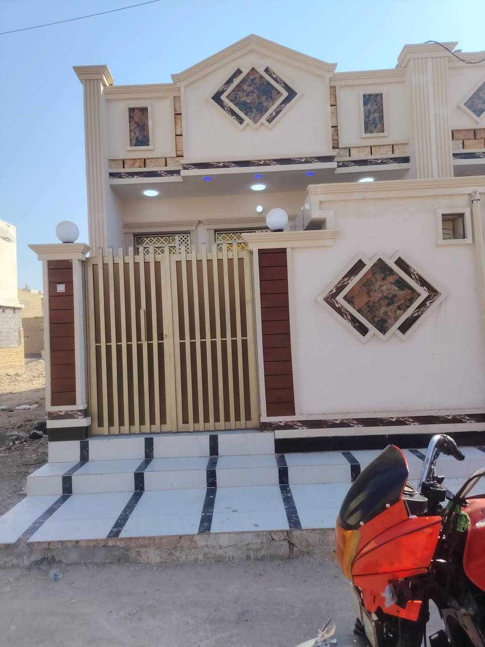 مشتمل للبيع بنهاوند قرب شارع عشرين 100 متر بناء جديد رقم الهاتف (((***********
