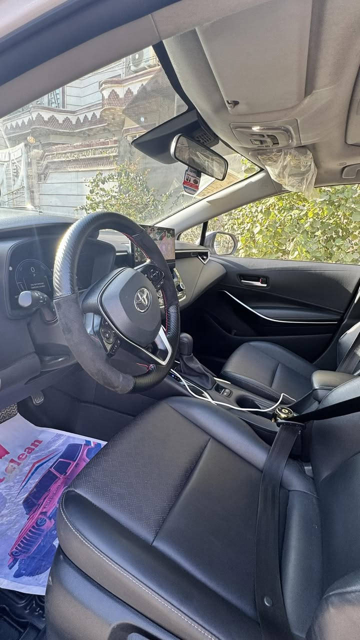 تويوتا كورولا هايبرد موديل HEV 2025 السيارة نظيفة جداً جميع القطع أصلية ماشية 14 ألف كيلومتر قابل للزيادة كير و محرك بشرط بدون اي نقص تفاصيل سيارة علا وضع شركة بيها خدوش صغيرة جداً على البنيد مالت حصو ورصعه خفيفه يم فتحت البانزين 
رقم بغداد تحويل ثاني يوم
محرك هايبرد اقتصادي
نشغيل بصمة
مثبت سرعة
شاشة وسطية
كاميرا خلفية
نحكم ستيرن
نظام مانع انزلاق
نظام المحافظة على المسار
رادار أمامي
مكيف أوتوماتيك
مرايات كهرباء
جامات كهرباء
السعر :159 
رقمي ***********
