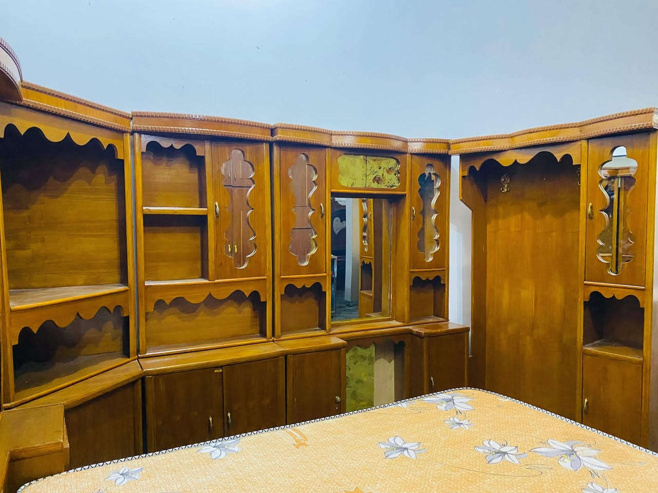 يوجد غرفه نوم صاج عراقي شرط حطاطه نضافه فول السعر ٧٠٠ للاستفسار الاتصال ***********
