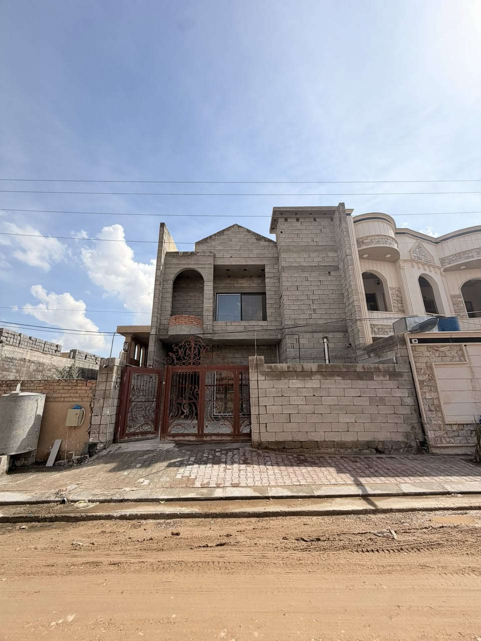 السلام عليكم 
دار للبيع زيرو  حي الضباط 
مقبال مجمع الفردوس يباع ع وضعه 
مساحة 200 متر واجه 8 .25
مكون الدار من ثلاث طوابق 
مكون الدار من ٤ غرف نوم 
صالة+ استقبال 
مطبخ +حار + بارد 
حديقة داخلية + مناور 
كراج + مجموعة صحية 
بناء درجة اولة بناء صاحب الدار 
ارضيه مرمر + سحب + ناظم دفن 
الباقي من الدار تقفيلات ابواب داخلية 
تقفيلات كهرباء 
تقفيلات حمات 
واجه فقط يباع كما موضح في الصوره 
شارع 15 متر. قرب حديقة 
للاستفسار اكثر مراجعة مكتب عقارات و مقاولات السردام او الاتصال 
***********
***********
