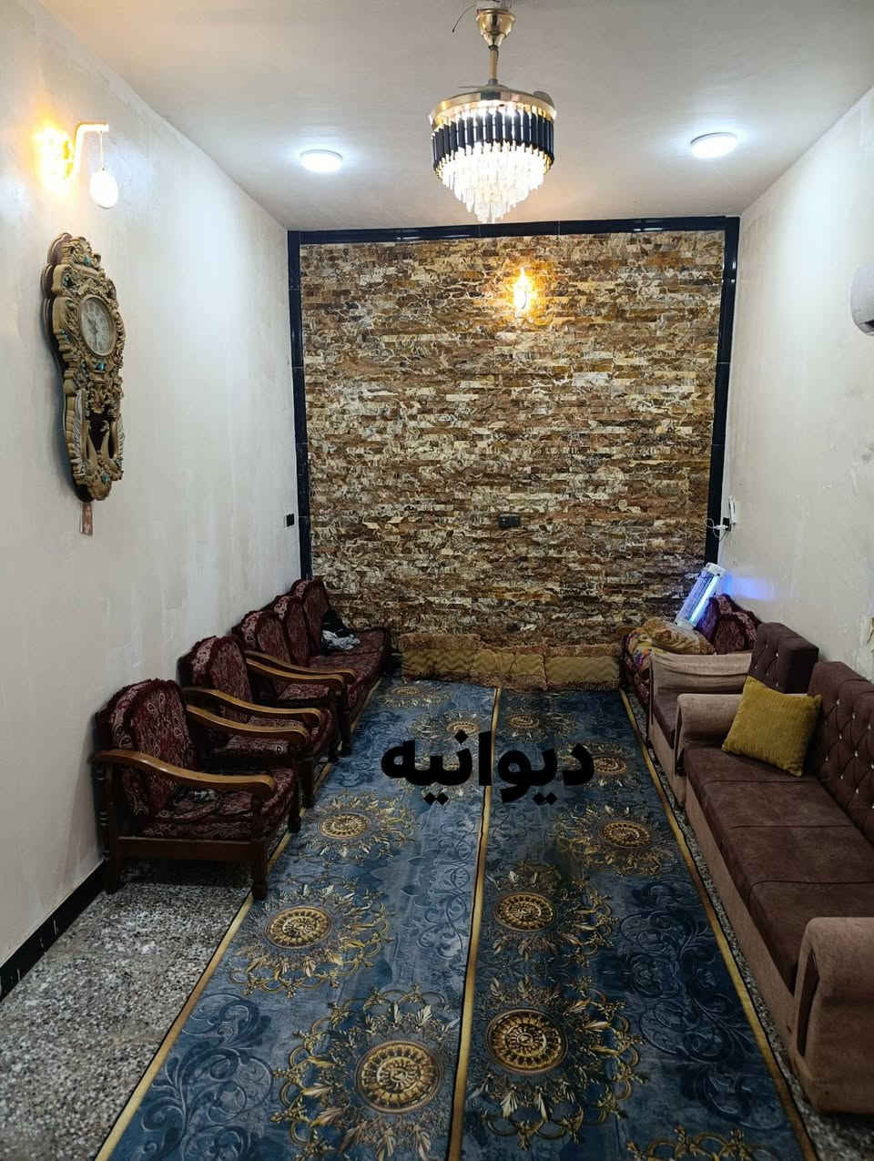 سلام عليكم
بيت زراعي في الصخيين 
نزلت المدارس عل جهت الحولي 
مساحت البيت 150 متر 
يتكون البيت من 
غرفتين نضام سويت 
ودوانيه وصاله وطارمه جبيره وحمام خارجي وعدد المناور 2
ومطبخ تركي مفتوح عل الصاله 
معلومات البنائ 
البناع كله طابوك 
الاساس رباط كونكريت مسلح 
السقف صب كونكريت مسلح 
للاستفسار الاتصال ***********
