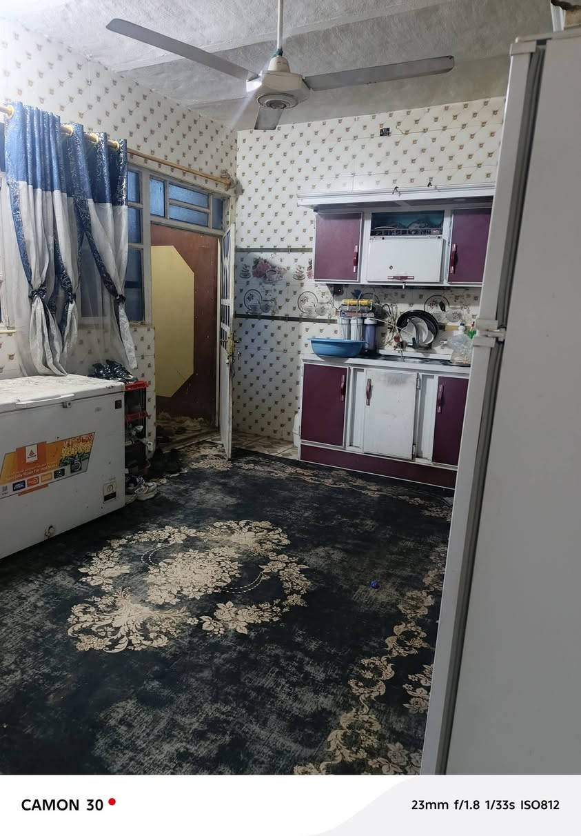 السلام عليكم دار200م 3غرف البيت عكادة نظيف والمنطقه جاي يكملون بيه تبليط السعر140 نجف ال حولي خلف الملعب التواصل***********
