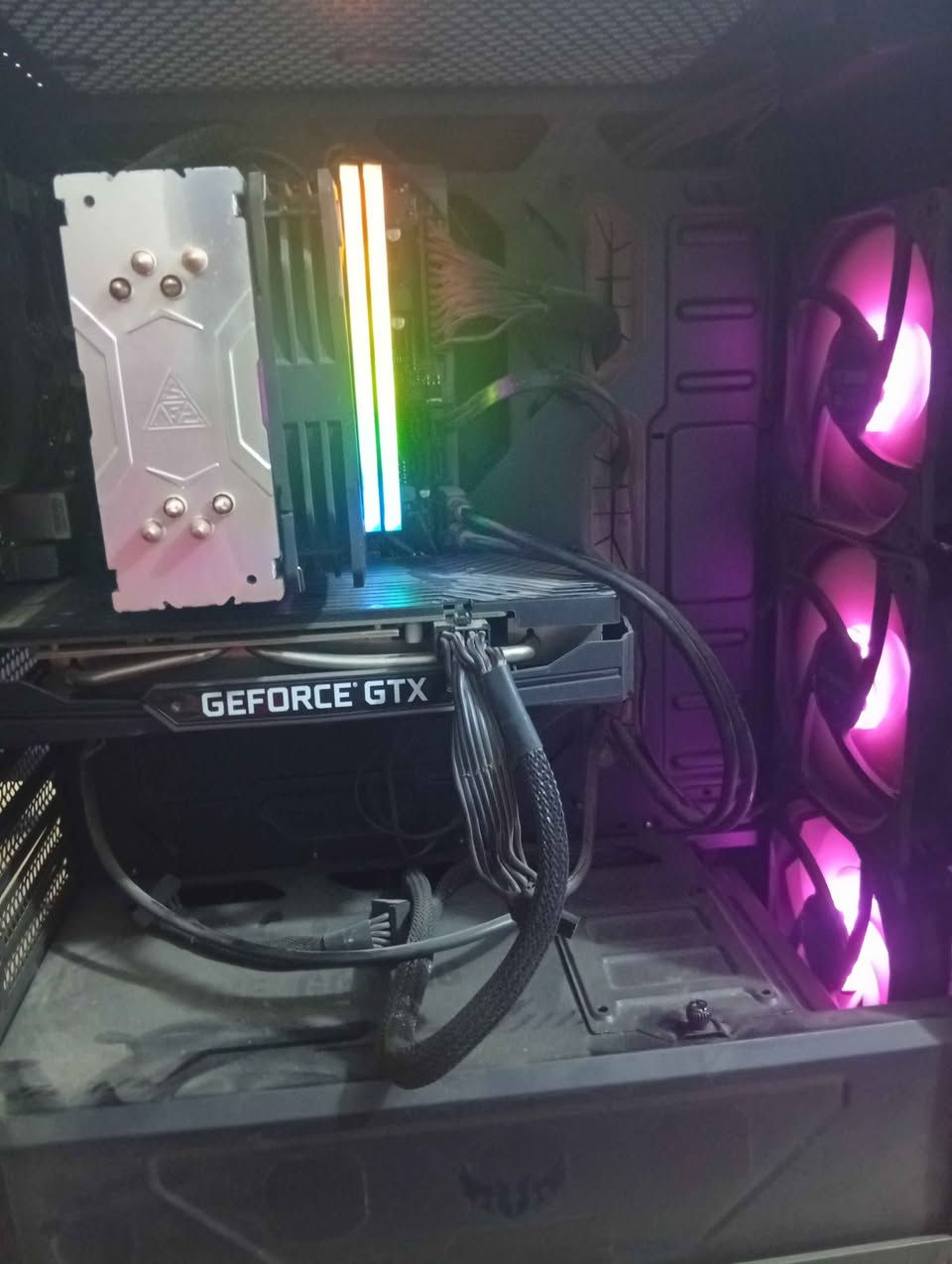 السلام عليكم تجميعة كاملة معة شاشة للبيع السعر 1مليون وبيهة مجال بصيط مكاني بغداد الحرية ***********
المواصفات
i5 10400جيل العاشر
كارت الشاشة gtx1660سوبر
هارد 1تيرة ssd
رامات ارجيبي 2×8  16 كيكة
مع شاشة من سامسونك ٧٠هيرتز
و يو بي اس 
وباقي الملحقات سمعات وماوس كاملة بغداد, العراق
