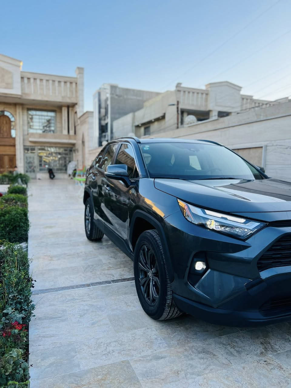 السلام عليكم 😎🔥 بيع فقط 
تيوتا راف فور 2025 هايبرد 
دخول جديد ترقيم جديد سنويه ب اسمي 

ضرر موضح ب اسفل المنشور 🔻🔻بدون ايرباك 🔻🔻
بدون قطرة صبغ جاملغ مبدل فقط نفس الون 
عداد المسافه 14 الف mil على مشي امريكا 
الفئه XLE هايبرد 

المواصفات 🔰
بصمه ابواب وتشغيل 
فتحه سقف 
فور ويل 
محرك 2.5  
فول تحكم ستيرن 
شاشه 
مقاعد جلد 
كامره خلفيه 
داخل وخارج زينون 
كشن السائق كهرباء 
مود درايف 3 انظمه سياقه نورمل / سبورت / ايكو اقتصادي 
سايد بريك دكمه 
اوتو هولد 
تحديد مسار 
مانع تزحلق 
نقط عمياء 
رادار 360 درجه 
جنطه كهرباء 
وبعد بيها مواصفات 

📍عنواني بغداد الكاظميه 

📞 ***********

📞 ***********

