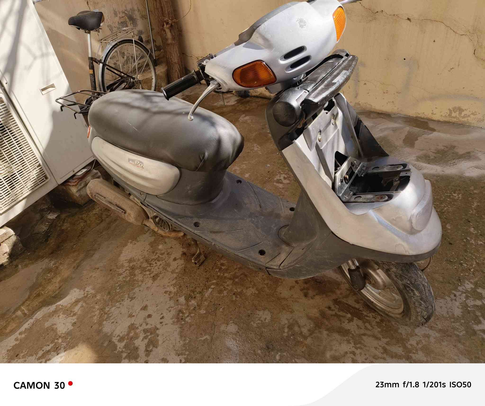 سلام عليكم دراجه سله جبير للبيع ما بي أي عيب فقط سله مابي والملوبات مابي طايرات جديد كفرات بلادي مكينا ما مفتوح سعر 325الف بيها مجال عنوان كركوك شورجه رقم الهاتف ***********
