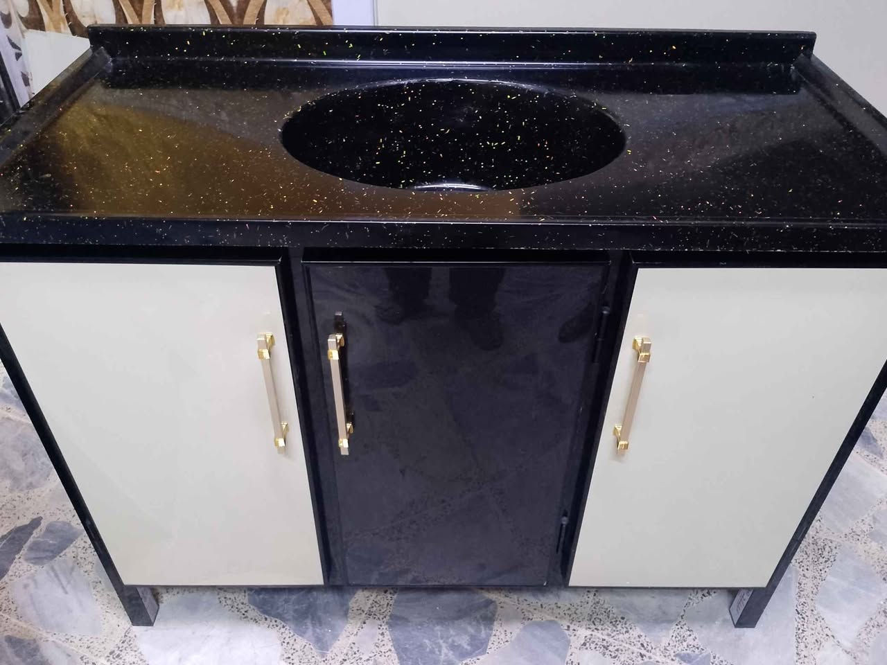 سنك متروعشرين مرمر 160الف جديد مبطن الابواب طبقتين ومغلف بلاستيك من الداخل ضد الماء شغل تزكام توصيل موجود جميع مناطق البصره حجز وتساب *********** البصرة, العراق
