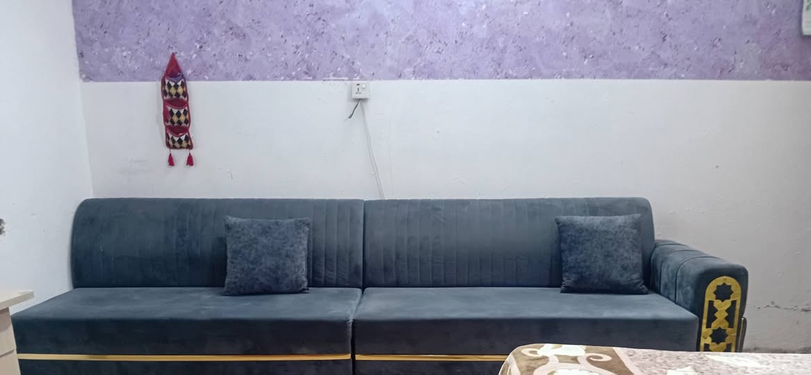 نصف تخم ٦ مقاعد مع كرسي  دوار وميز***********
