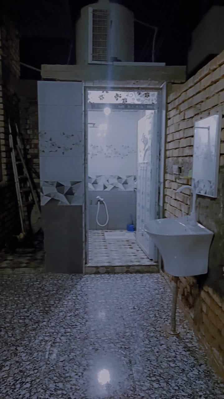 سلام عليكم بيت زراعي 200م طابوق صب كونكريت رباط كامل باقيه بس البتونه بالشموع بنزلت شارع 30قريب علئ ملعب الخماسي عرض الشارع 10متر. ماء كهرباء محوله بابه السعر 145وبيه مجال  الرقم *********** ***********
