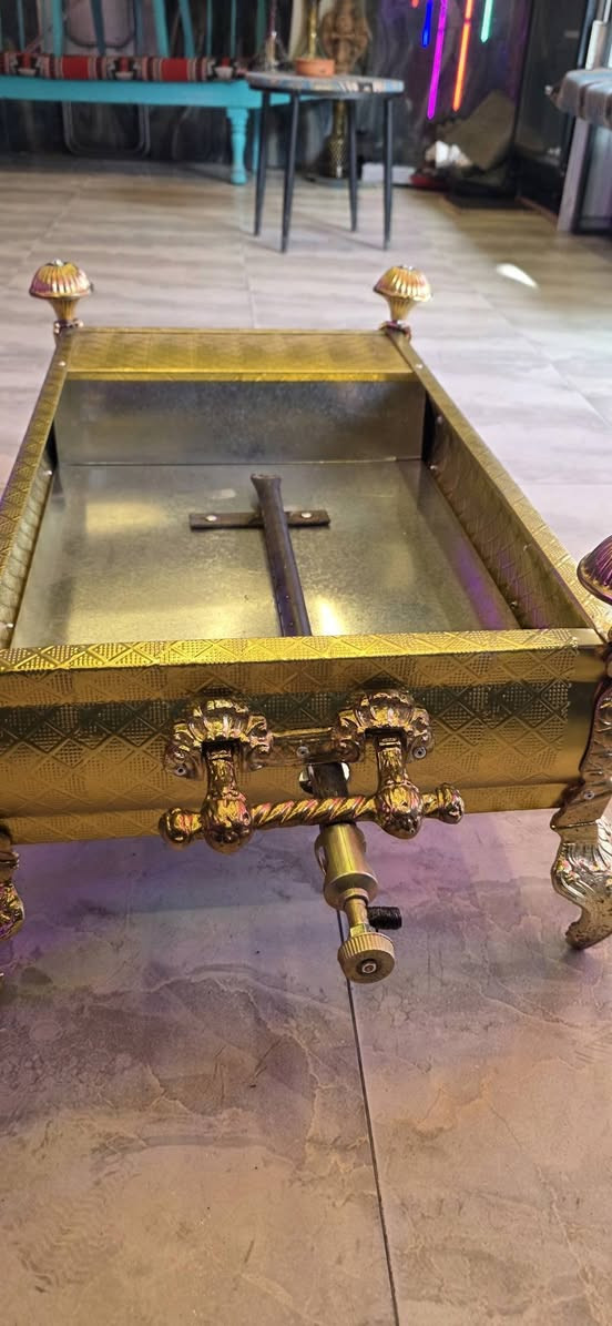 منقل نحاس بالكامل للشاي والكهوة مع اضافة عين طباخ طولية السعر 90 الف للتواصل واتساب
***********
المكان بغداد شارع الكفاح
