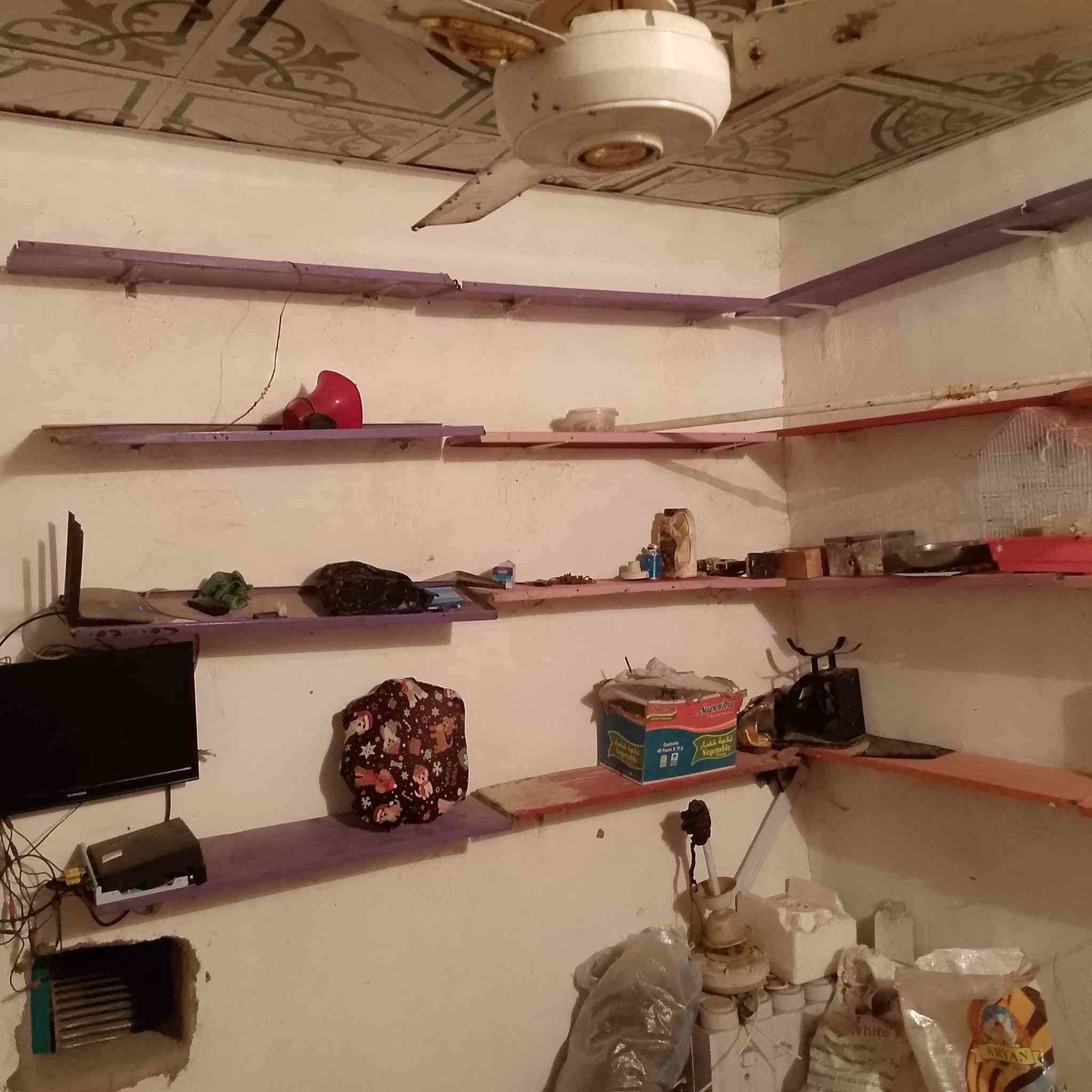 سلام عليكم رفوف لل بيع ل عداد 24 رف مكان شطره ***********
