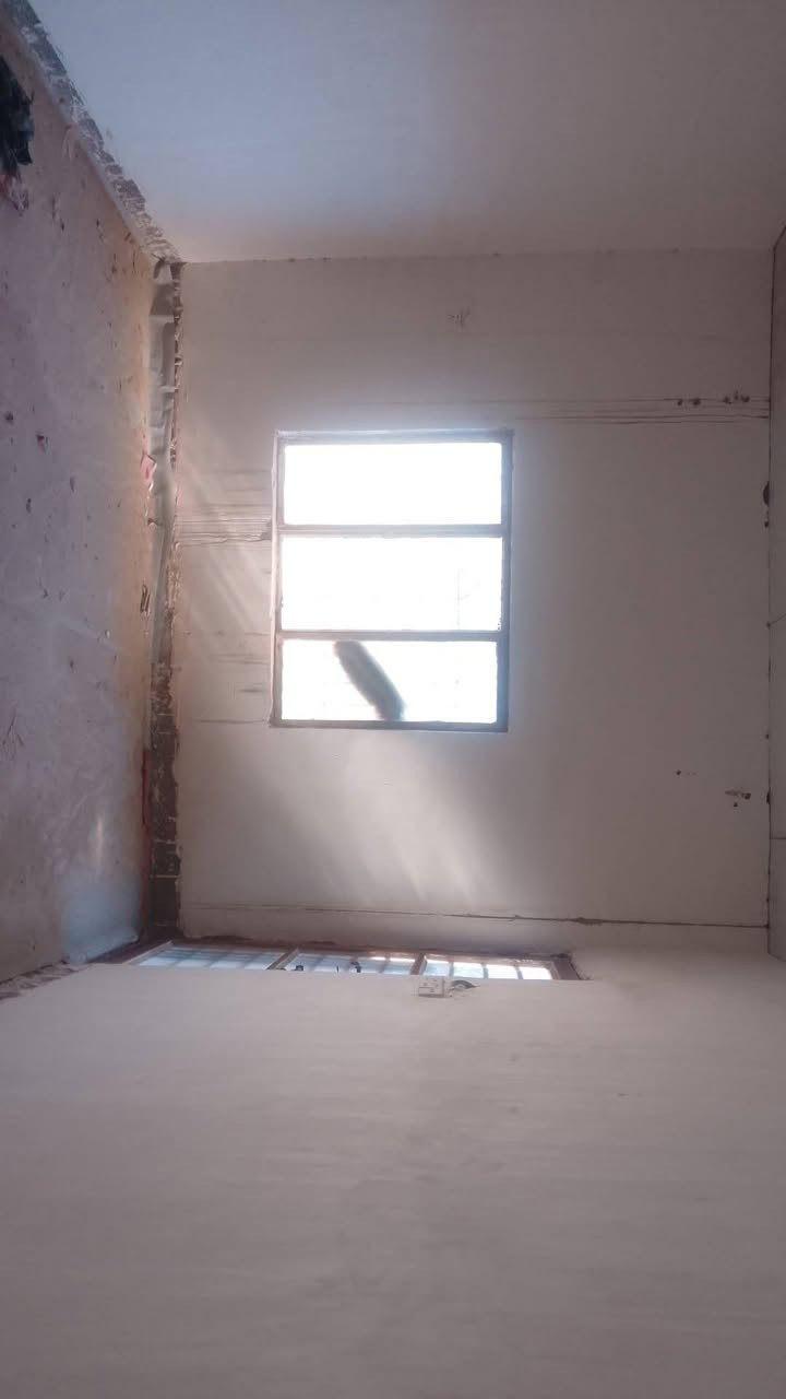 بيت مساحه 180متر بحي الحكيم نزله زرزور قرب المدرسة ثالث بيت عن الركن 
غرفتين وهول ومطبخ وستقبال ومنور وصحيات داخليه وخارجيه وطرمه السقف سندويج الرضيه صب مسجل بلديه مرقم
السعر 19 بيه مجال 
الستفسار ***********
