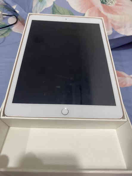 ايباد سفن الايباد كله بلادي و كله شغال ما بي اي نقص كيبله ويا الاصلي مثل مموضح بل صوره و كلشي شغال و نضافه 95 /100 ينفع للدراسه و الالعاب السعر 160 الف و بي مجال مدينه الصدر ***********
