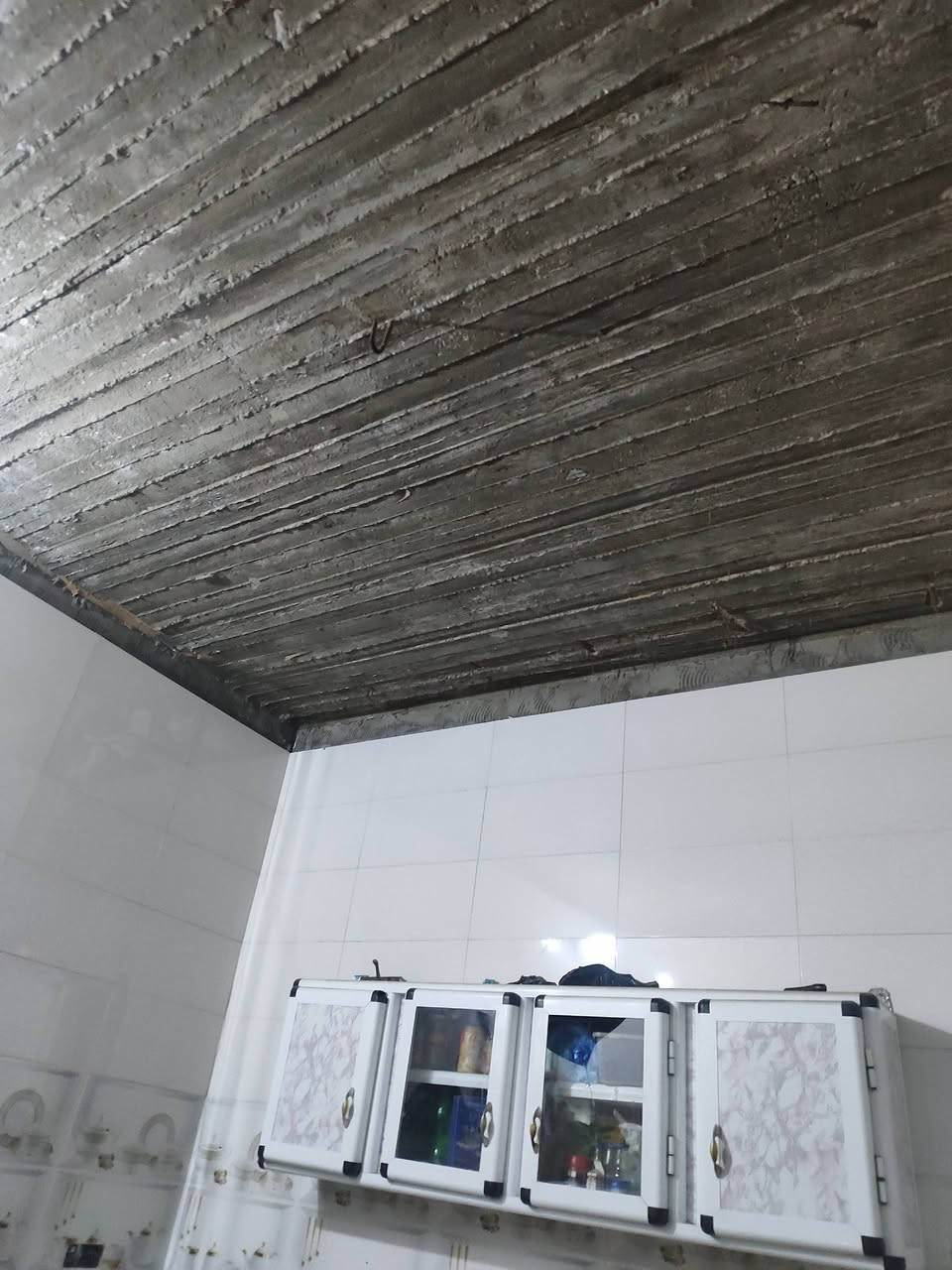 بيت للبيع المساحه 220م غرفتين وصاله ومطبخ وصحيات وستقبال وطارمه صب كونكريت قرب المستوصف نجف الاشرف حي الرحمه مراجعة مكتب الخزعلي للعقار ***********
