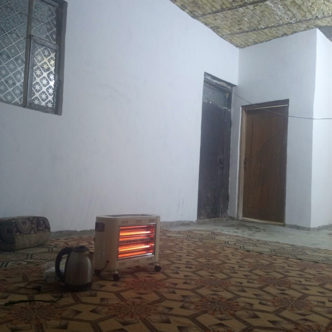 سلام عليكم ربع دونم زراعي مساحه 700 بي بيت  بناه جديد عكاده غرفتين وصاله ومطبخ وحمامات خارجيه طارمه داير كله كاربس واصل كهرباء وماء مكان شارع ال غاز  قرب تحليه شارع سفان ستفسار ***********  سعر 30 وبي مجال
