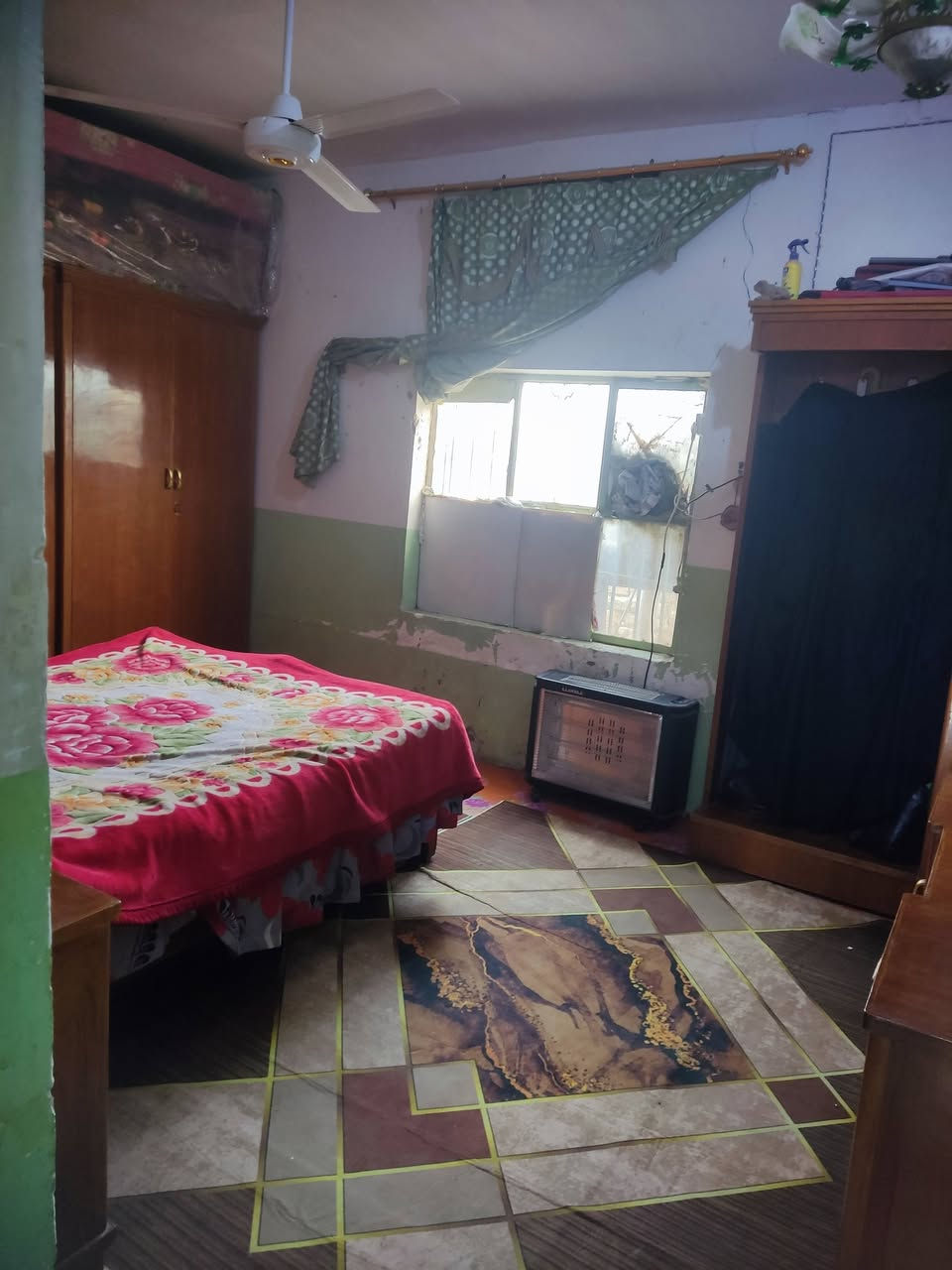 السلام عليكم بيت للبيع اوقاف مساحه 200 متر واجهيه 10 خلف جامع شاكر هندس السعر خاص. ***********
