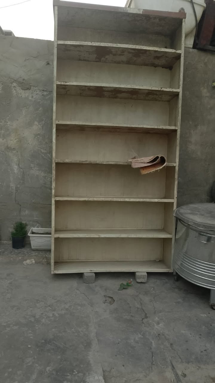 رفوف حديد تفصال وبيهن تايرات عدد ٥ + ميز 
السعر ٤٠٠ 
***********
