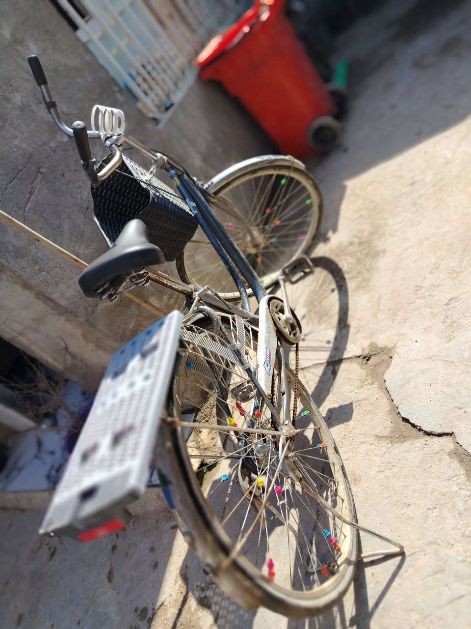 بايسكل بطه
لون سمنتي
ستنده+كاسحه جرار
تاير امامي جديد
٢جوابه جديده
بريك امامي وراني دسك ٩٠
حجم 27
لايت زنون ثلجي 
جاملغات ستيل
السعر 120 الف وبي مجال
الرقم. ***********
