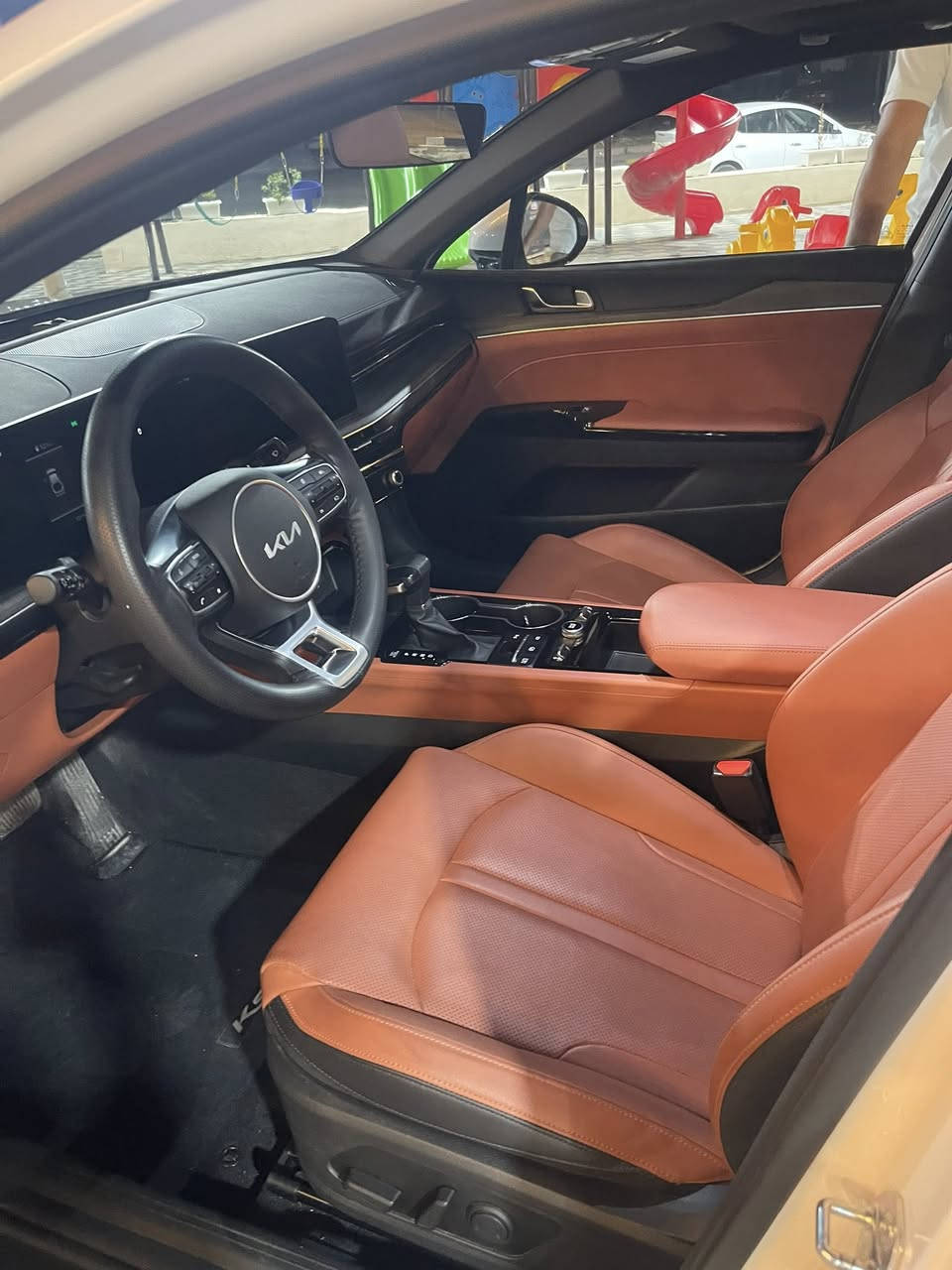 السلام عليكم 
K5 خليجي موديل24
اعلى مواصفات تجي 
كشن حار بارد 
رادارات محيطيه 
مري قلاب عند الرجوع للخلف 
كامرات عدد 4 
خزن ميموري للكشن السايق 
شاشه كبيره متصله 
بنراما 
كشن كهربائي شفط
وباقي المواصفات المعروفه
ماشيه 35 الف كيلو
بيه طخه صارت عندي بالجاملغ الخلفي وبارد بحافة البنيد صوره مرففقه
السعر 23.500 يعني شدتين و 35 ورقه وبيه مجال 
مكانه حي الجامعة 
***********
