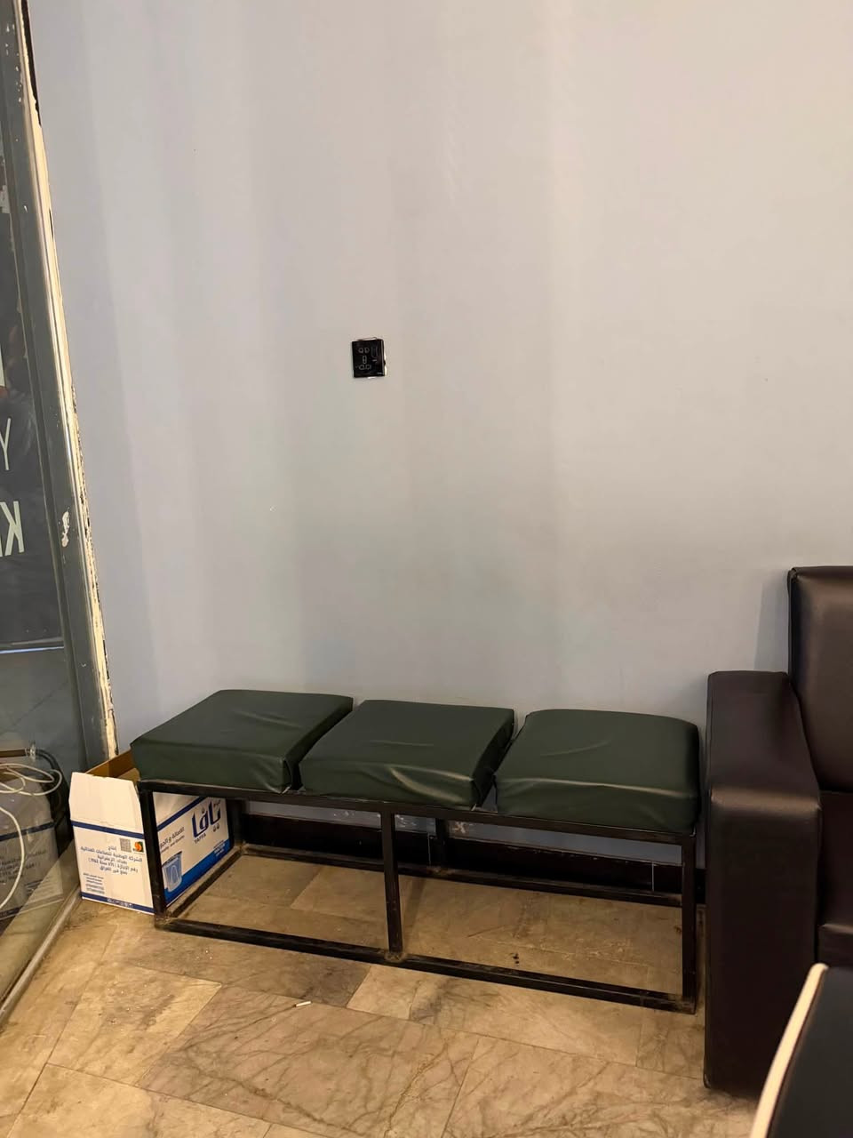 اغراض محل للبيت 
ميز كامل طول 3 امتار لوكرين و3 جرارات + مرايات ثنين ب250 الف
كراسي ثنين
مغسلة 
***********
