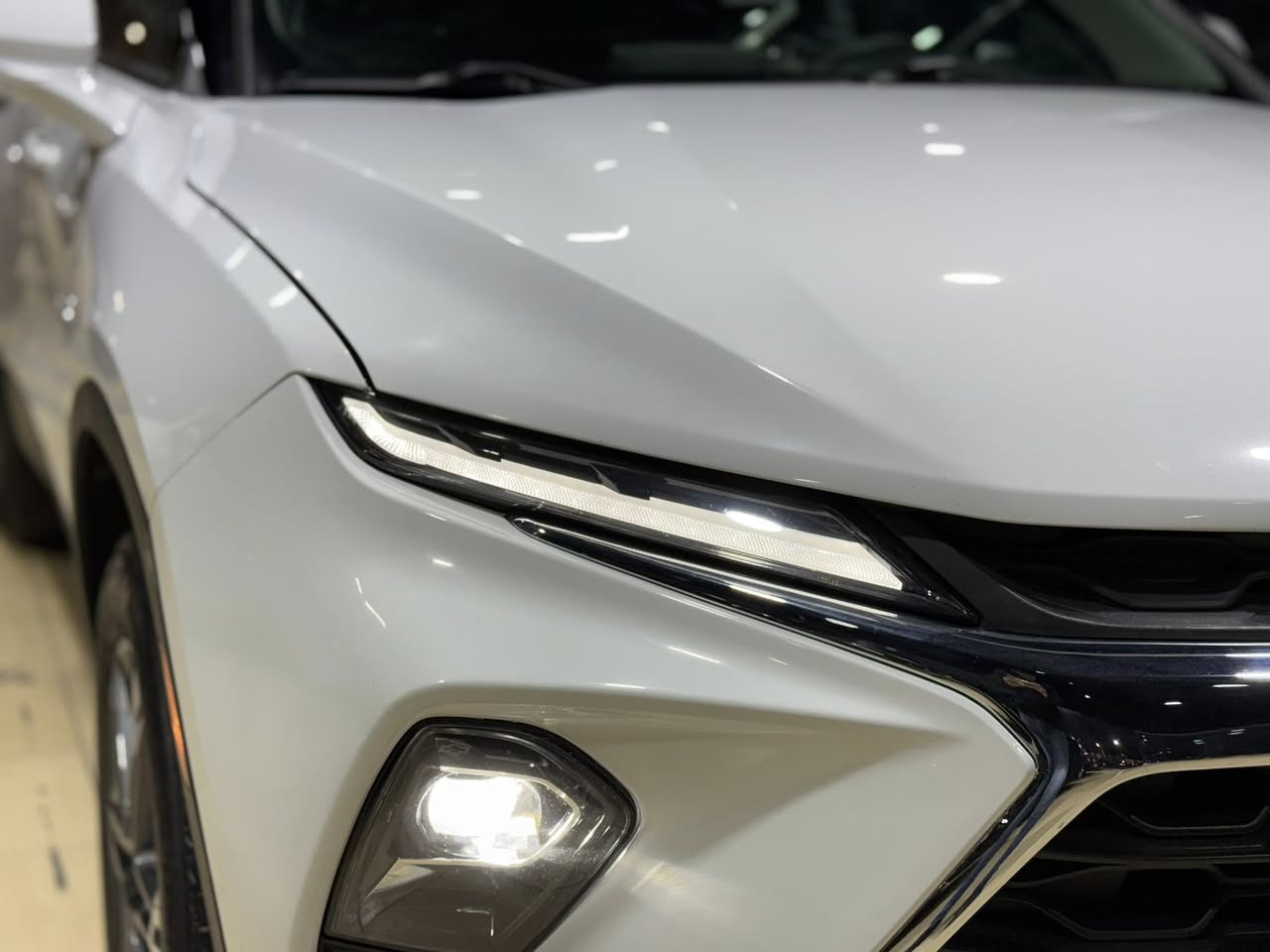 #المركبة : شيفرولية بليزر موديل 2024 لون ابيض
#الضرر  : جانبي تصليح وصبغ ابواب اثنين فقط
#الرقم : اربيل الرقم الحديث ( تحويل او وكالة)

#المواصفات : 

▪️السيارة : #شوفرليت #بلايزر 
▪️الموديل : 2024
▪️عداد_المسافة : 34 الف ميل حقيقي
▪️المحرك : 2000 توربو (اربعة سلندر) 
▪️حجم الويل : ويل كب حجم 18
▪️كشنات السيارة مخمل اسود
▪️لايتات زينون عالي وناصي مع حاجب LED
▪️بصمات عدد 4 للابواب مع بصمة تشغيل
▪️رادار امامي مانع تصادم
▪️حساسات الأنحراف عن المسار
▪️تحكم فول كهرباء لكرسي السائق
▪️شاشة الدشبول حجم كبير (ايباد)
▪️تبريد قطعتين امامي وخلفي
▪️تدفئة لكشنات المقدمة
▪️تشغيل عن بعد
▪️جنطة كهرباء
▪️كامرة خلفية دوارة اصل
▪️سايد بريك دكمة
▪️شاحن لاسلكي ( واير ليس )
▪️سستم صوت 
▪️تحكم ستيرن جهتين بلوتوث وحاكية وكروس سرعة وتحكم صوت 
▪️نظام ABS مانع انزلاق

السعر المطلوب : 205 ورقة مع المجال
 
الاتصال على : ***********

معرض سما دبي لتجارة السيارات والمزادات الامريكية
النجف - المدينة المائية -مقابل حي الجامعة
اهلا ومرحبا بكم
