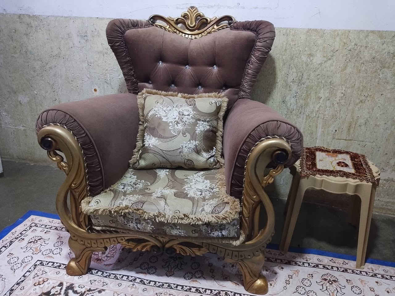 تخم قنفات رئاسي اخو جديد.  ،،،، قنفتين كبار. و4 كراسي.  معى لكوشات  فقط. سعر 575 بي مجال بسيط حك جيه.   لاتكسر بل حاجه معروف اسعارهن   وانتو بسلامه.


**إذا كنت صاحب هذا الإعلان وتريد حذفه لأي سبب، رجاءا أرسل رسالة إلى الدعم الفني**